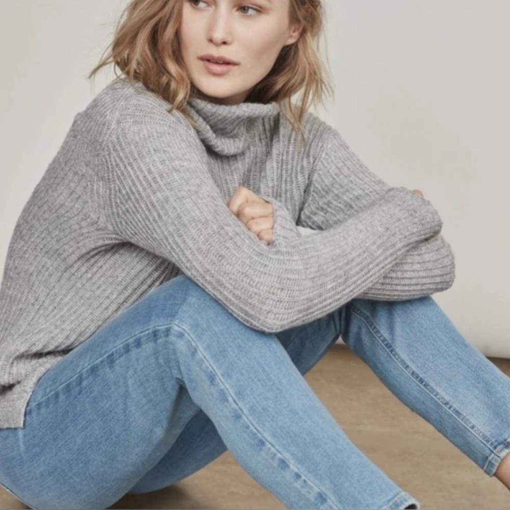 ELIZABETH & JAMES ASH GRAY MINIMALIST RIBBED KNIT SWEATER